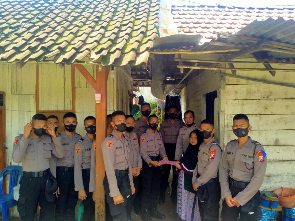 Siswa SPN Polda Jatim Salurkan Bansos, Peduli Warga Kurang Mampu