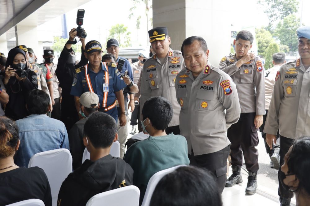 Kapolda Jatim Irjen Pol Dr. Toni Harmanto didampingi Kapolres Pelabuhan Tanjung Perak Surabaya AKBP Anton Elfrino Trisanto kunjungi gerai vaksin presisi di GSN