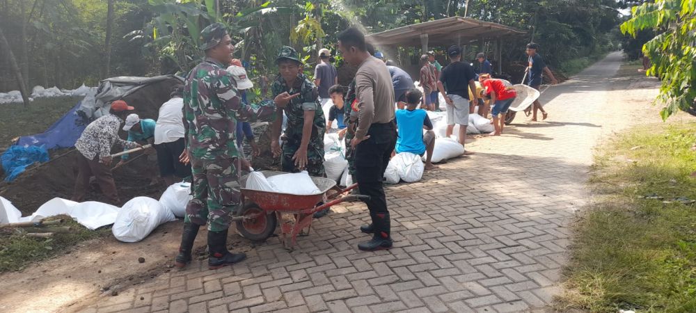 Polres Tulungagung Bersama Kodim 0807 dan Warga Pertebal Tanggul Sungai Antisipasi Banjir