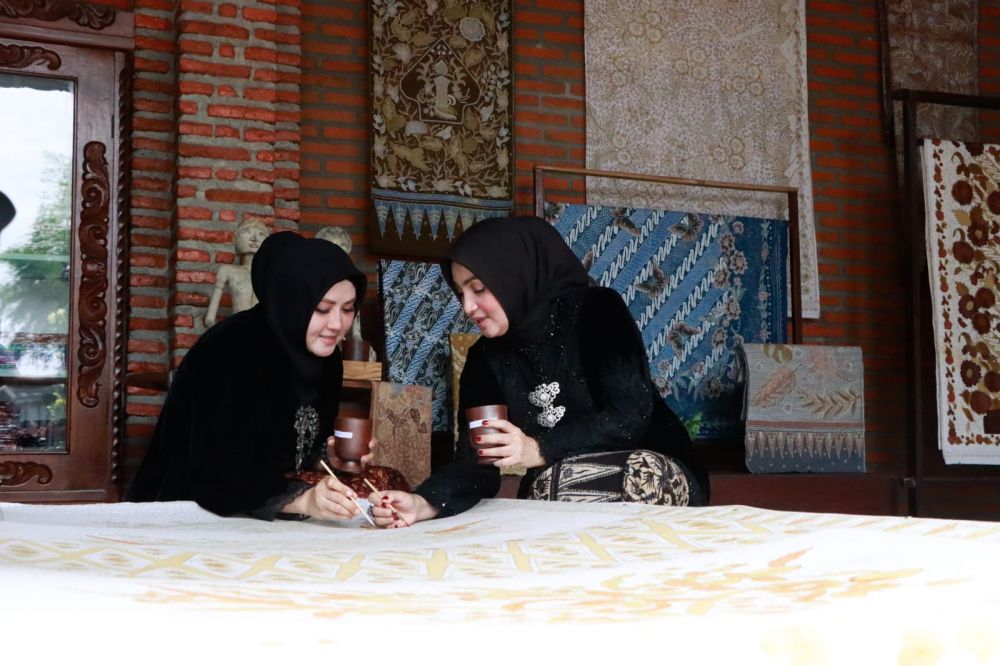 Ketua Bhayangkari Jatim Kunjungi UMKM Batik di Jombang