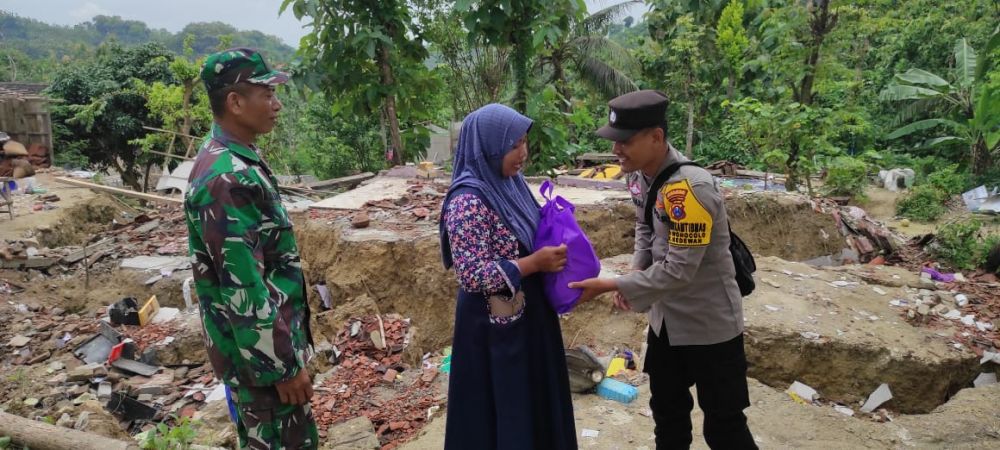Petugas Gabungan dan Warga Kerjabakti Perbaiki Rumah Terdampak Longsor