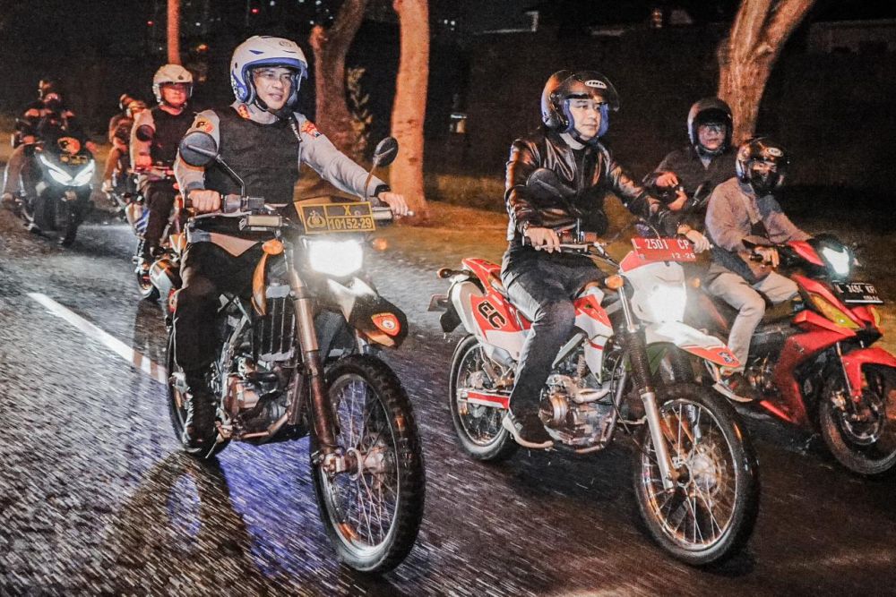 Walikota Surabaya Eri Cahyadi didampingi Kapolrestabes Surabaya Kombespol Akhmad Yusep Gunawan saat patroli skala besar