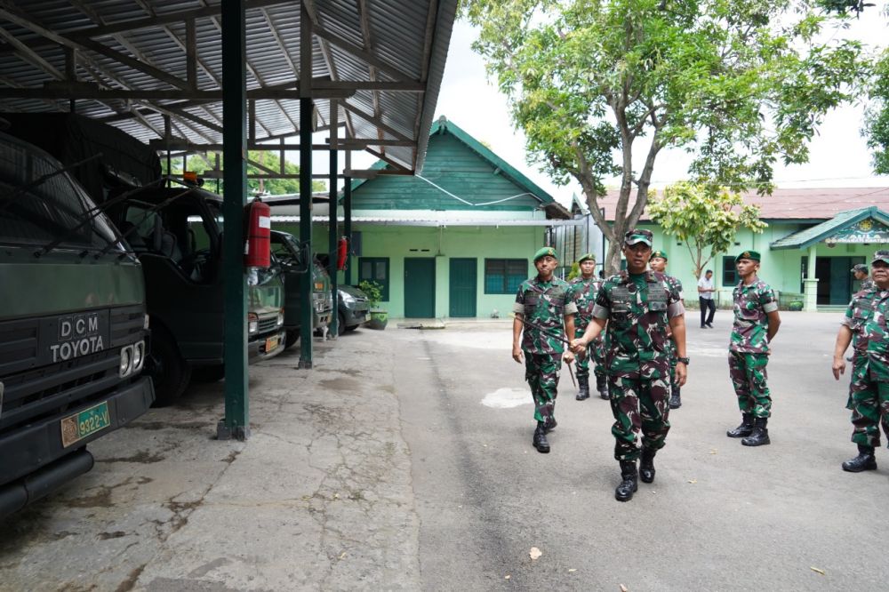 Danrem 084/BJ Brigjen TNI Terry Tresna Purnama saat kunjungan kerja ke Denbekang V-44-04 Surabaya