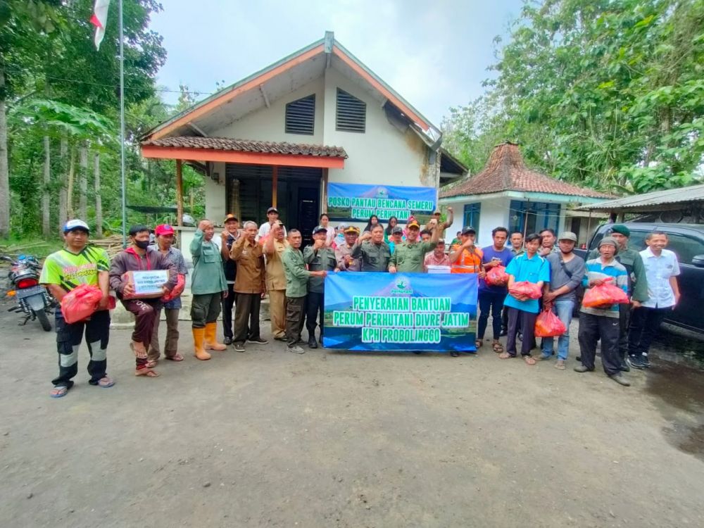 Perhutani salurkan bantuan ke warga terdampak erupsi gunung Semeru