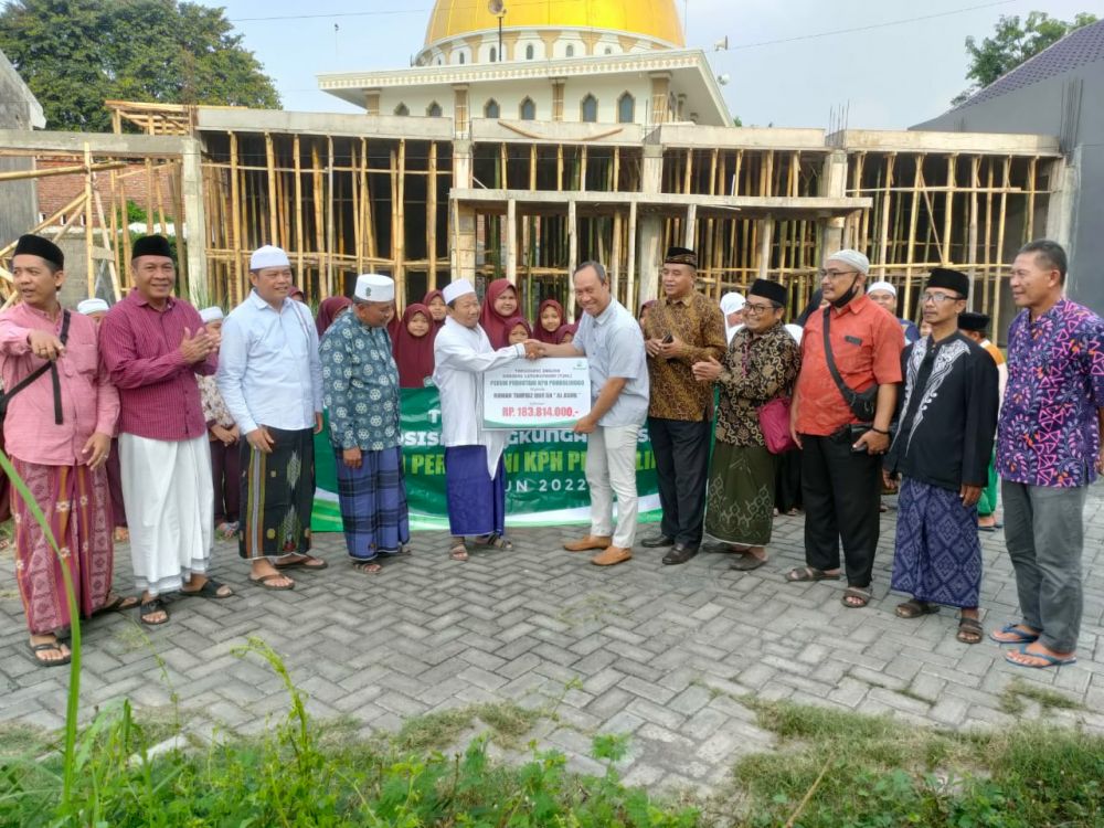 Perum Perhutani KPH Probolinggo serahkan bantuan ke rumah hafidz Qur'an