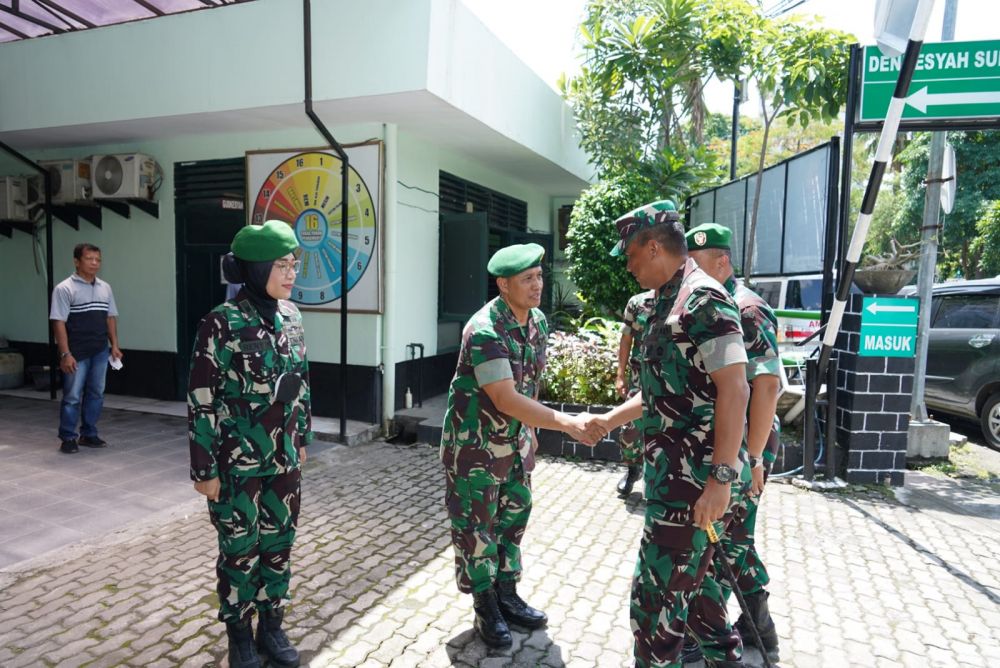 Danrem 084/BJ Brigjen TNI Terry Tresna Purnama saat kunjungi Denkesyah 05.04.04 Surabaya