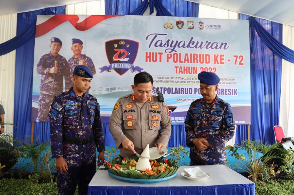 Kapolres Gresik AKBP Mochamad Nur Aziz saat potong tumpeng di HUT Polairud ke-72