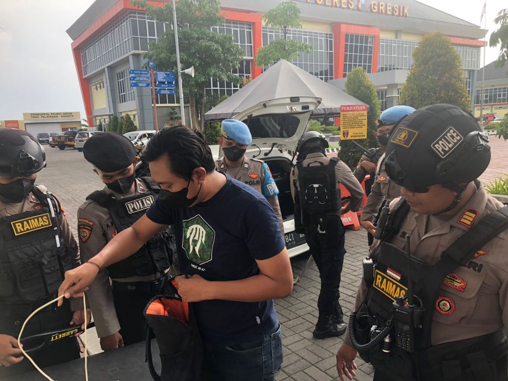 Polres Gresik perketat pengamanan keluar masuk Mako Polres Gresik