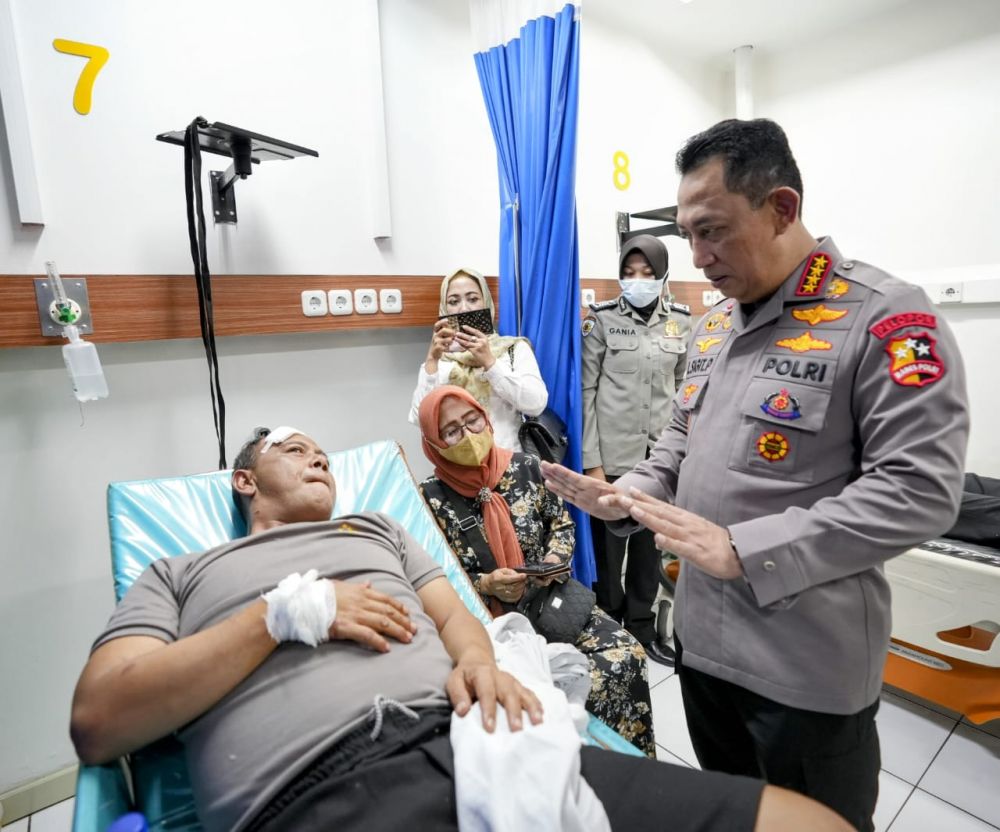 Kapolri Jenderal Listyo Sigit Prabowo saat jenguk anggota korban bom bunuh diri