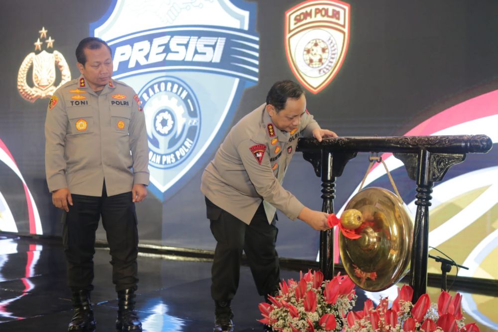 Wakapolri Komjen Pol Gatot Eddy Pramono didampingi Kapolda Jatim Irjen Pol Dr. Toni Harmanto saat buka Rakorbin di Shangri-La hotel Surabaya