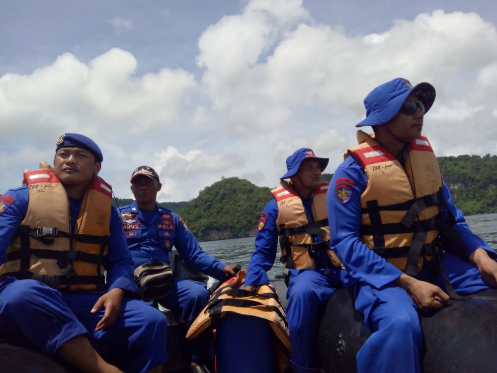 Polres Jember Tanggap bencana banjir Rob
