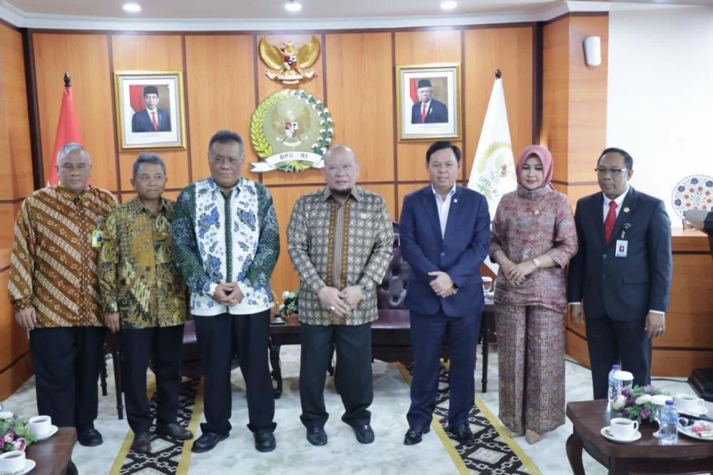 Ketua DPD RI AA LaNyalla Mahmud Mattalitti saat MOU dengan UI 