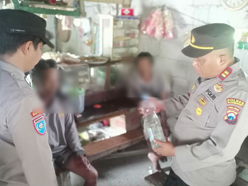 Polsek Purwosari amankan miras dan edukasi penjual miras jelang nataru