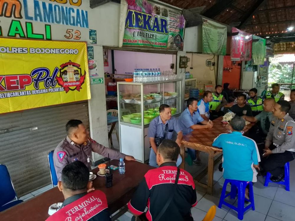 Kasatlantas Polres Bojonegoro AKP I Gusti Bagus Krisna Fuady melalui program Cakep Pol di terminal Rajekwesi lakukan sosialisasi