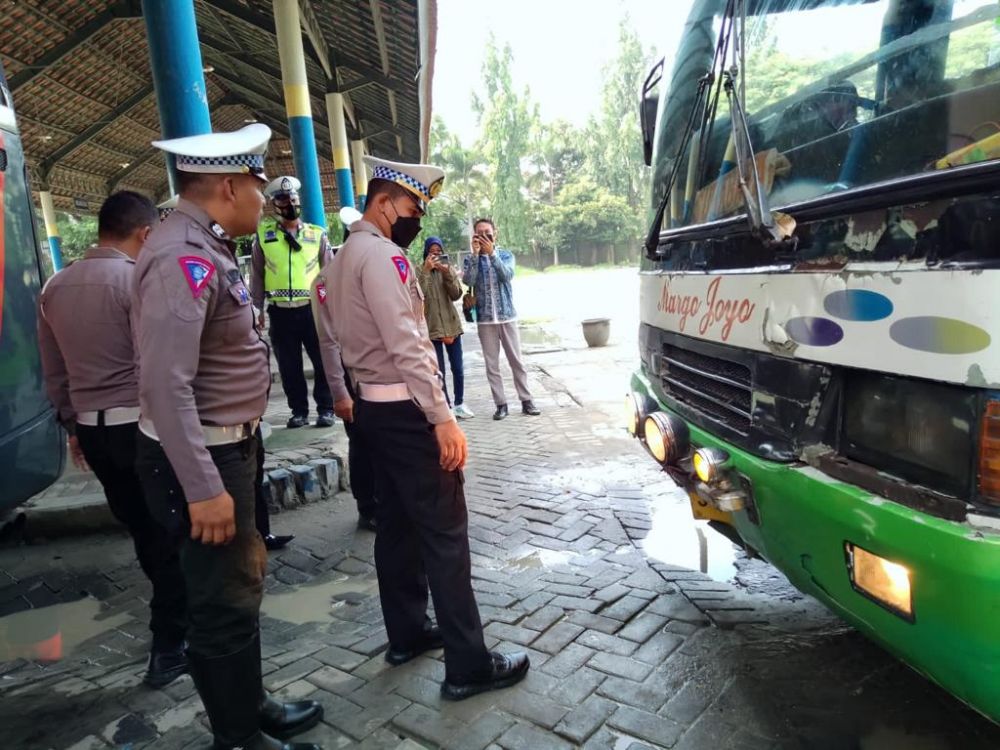 Satlantas Polres Bojonegoro lakukan ramp check di terminal Rajekwesi jelang nataru