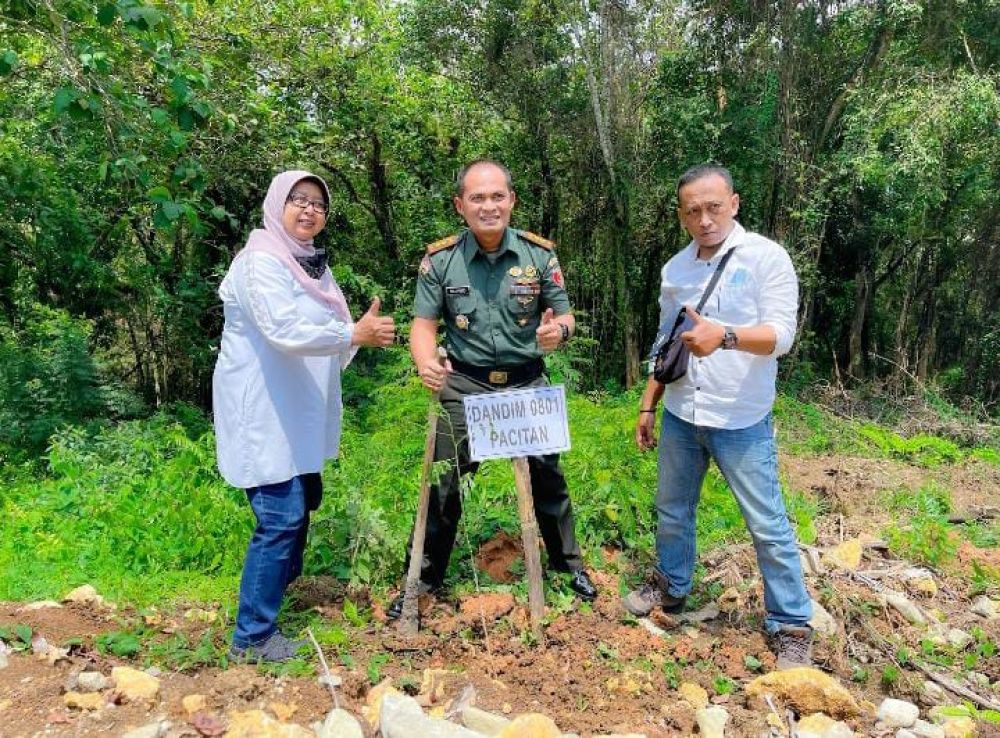 Perhutani KPH Lawu tanam pohon trembesi bersama Kodim 0801, Wabup Pacitan dan Gagarin