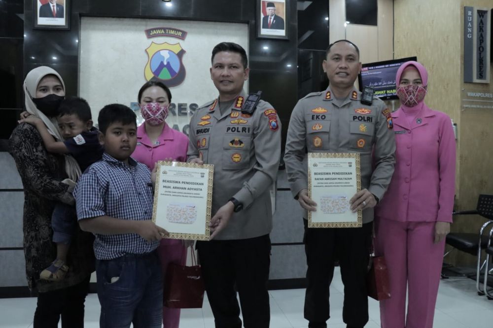 Kapolresta Malang Kota salurkan bantuan dari Kapolda Jatim ke anak Polisi korban Kanjuruhan