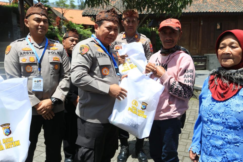 Kapolda Jatim Irjen Pol Dr. Toni Harmanto saat berbagi sembako ke warga suku Tengger