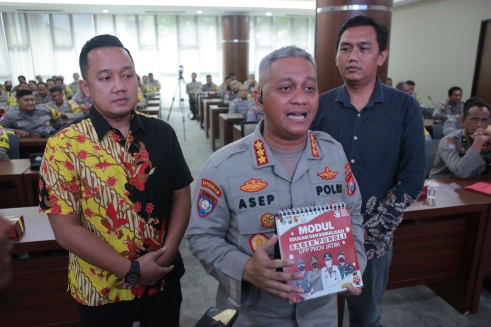 Dirbinmas Polda Jatim Kombespol Asep I Rosadi saat memberikan keterangan