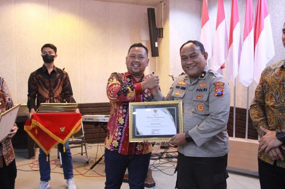 Bupati Gresik Fandi Ahmad Yani berikan penghargaan Kapolres Gresik AKBP Mochamad Nur Aziz melalui Kabag SDM Kompol Nur Amin