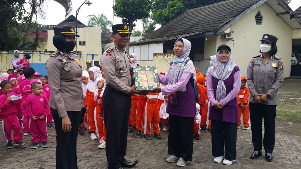 TK Aisyah diterima langsung Kapolsek Ngunut Kompol Rudi Purwanto didampingi PS Kanit Binmas Polsek Ngunut Iptu Nenny Sasongko 