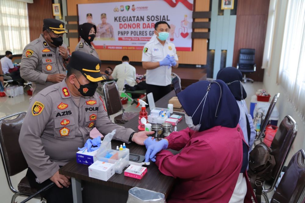 Kapolres Gresik AKBP Mochamad Nur Aziz saat donor darah