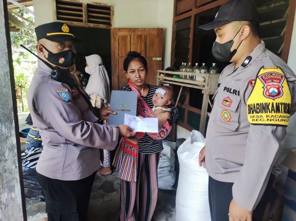 Polsek Ngunut Berikan Uang Duka Kapolres Tulungagung ke Keluarga Gantung Diri