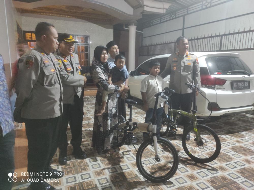Kapolresta Sidoarjo Kombespol Kusumo Wahyu Bintoro serahkan tali asih dan sepeda ke anak Polisi korban Kanjuruhan