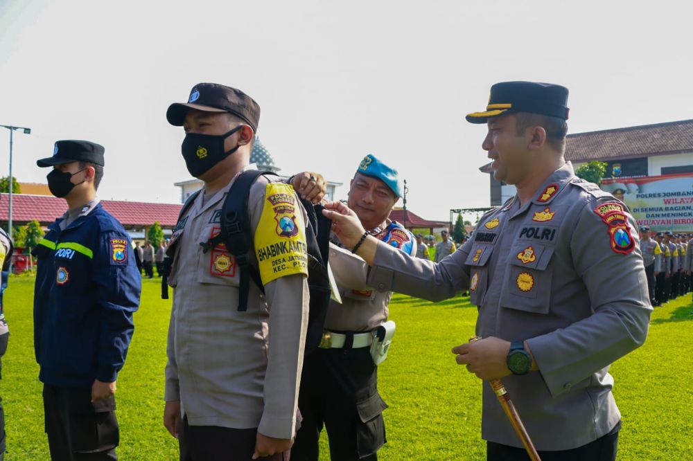 Kapolres Jombang AKBP Moh. Nurhidayat saat memberikan perlengkapan Bhabinkamtibmas