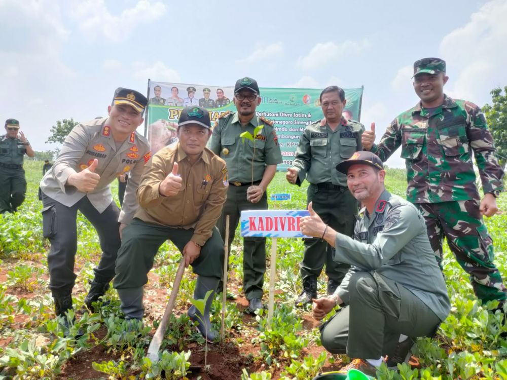 Kadivre Perhutani Jatim bersama Kapolres Bojonegoro tanam pohon Plances