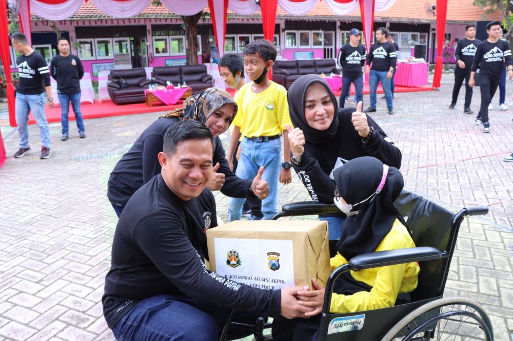 Kapolres Gresik AKBP Mochamad Nur Aziz bersama murid SLB Kemala Bhayangkari 2 Gresik