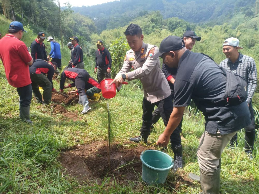 Polres Batu bersama Perhutani dan TNI sinergis tanam pohon