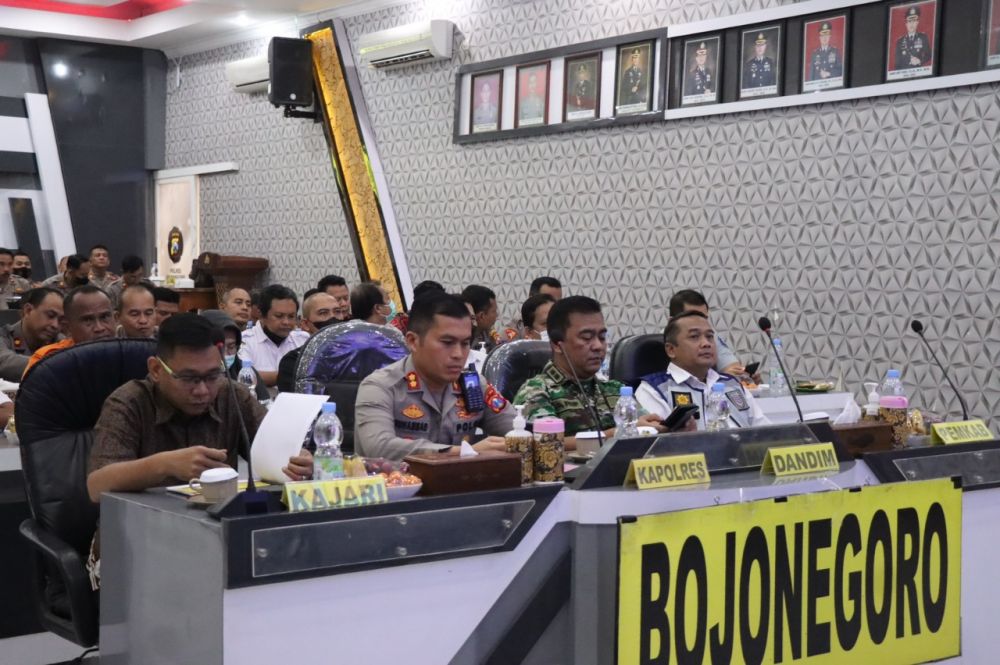 Kapolres Bojonegoro AKBP Muhammad saat ikuti melalui daring Rakor Lintas Sektoral Nataru