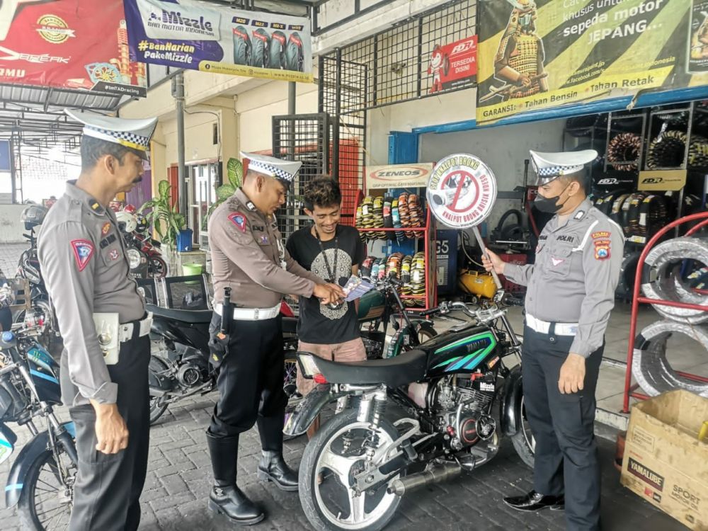 Satlantas Polres Bojonegoro lakukan sosialisasi ke bengkel dan toko variasi terkait knalpot bronk