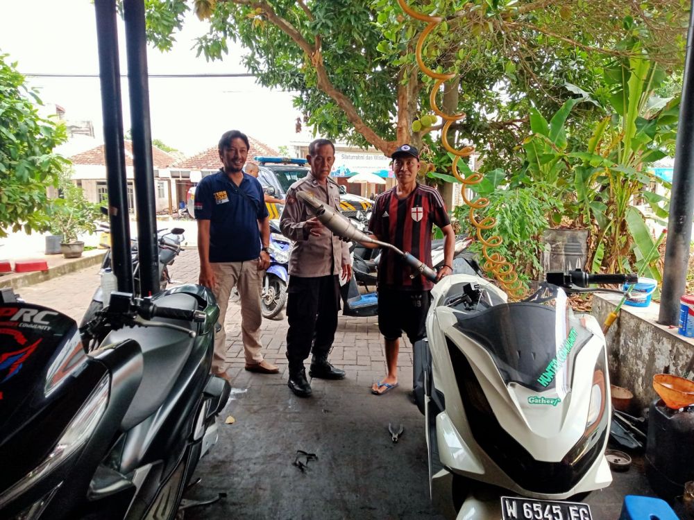 Polsek Ujungpangkah lakukan sosialisasi ke bengkel larangan memakai knalpot Bronk saat Nataru