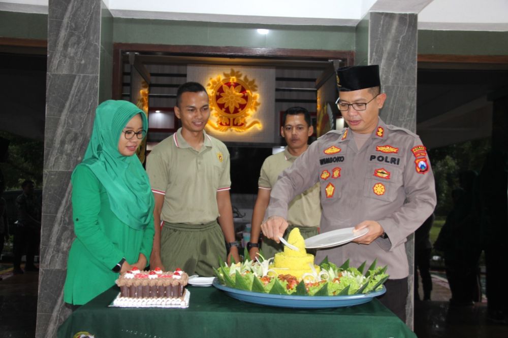 Kapolres Bondowoso AKBP Wimboko saat memberikan kejutan Yonif Raider 514/SY Kostrad ultah ke-74