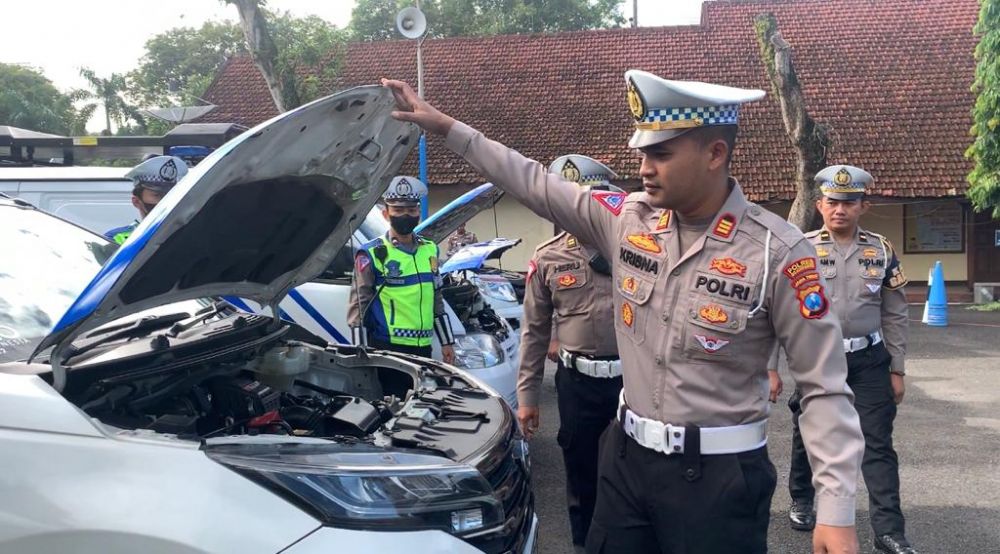 Kasatlantas Polres Bojonegoro AKP I Gusti Bagus Krisna Fuady saat cek kesiapan ranmor