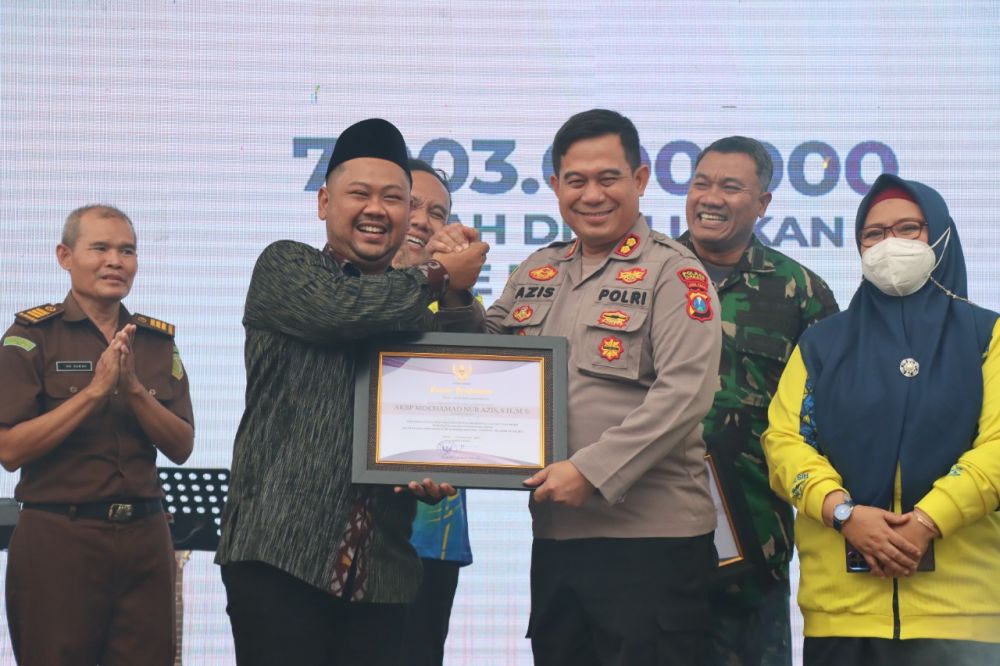 Kapolres Gresik AKBP Mochamad Nur Aziz saat terima penghargaan 