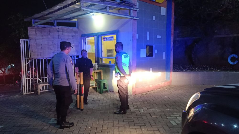 Polsek Kebomas Patroli Dini Hari Jelang Nataru