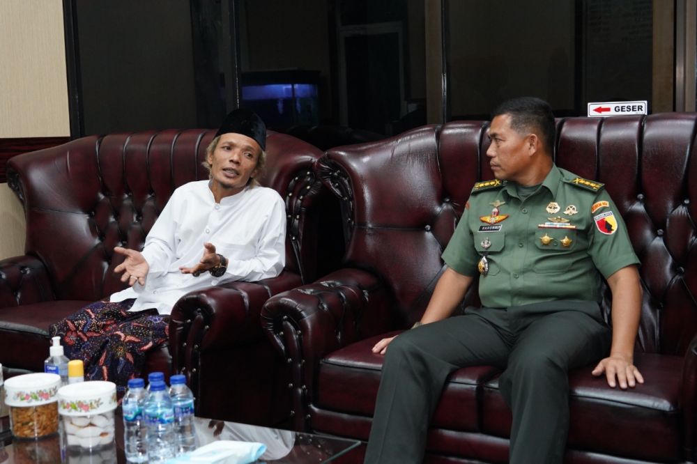 Danrem 084/BJ Brigjen TNI Terry Tresna Purnama saat terima kunjungan pengasuh Ponpes Pancawarna Gus Peyek