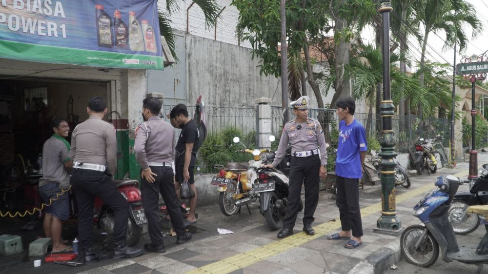 Satlantas Polres Gresik lakukan sosialisasi ke bengkel terkait larangan memakai knalpot Bronk