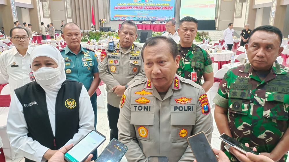 Kapolda Jatim Irjen Pol Dr. Toni Harmanto didampingi Gubernur Jatim Khofifah Indar Parawansa