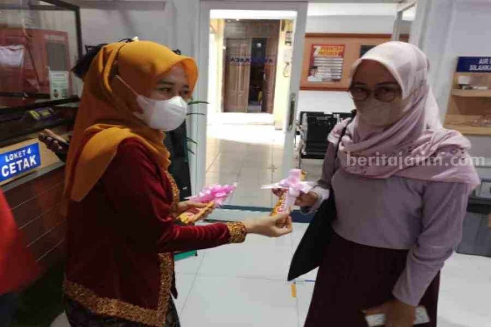 Polwan Polres Ponorogo berbagi coklat ke pemohon SIM di hari ibu