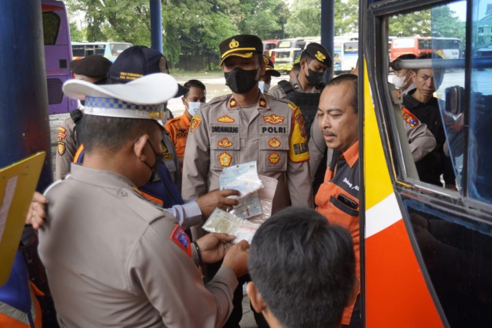 Polres Bojonegoro Jelang Nataru Gelar Tes Urine di Terminal Rajekwesi