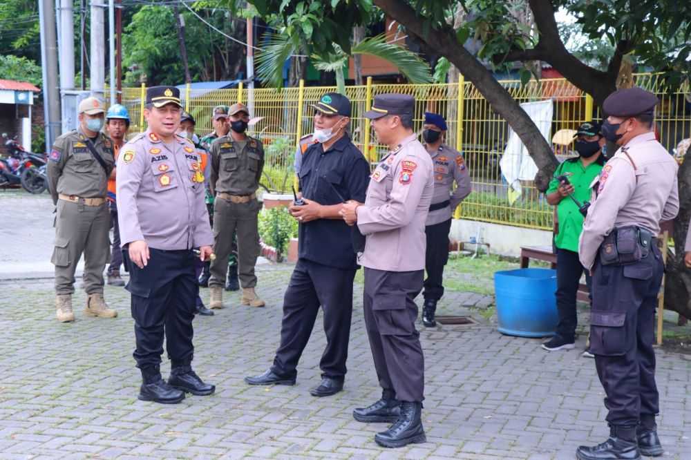 Kapolres Gresik AKBP Mochamad Nur Aziz saat tinjau keamanan gereja