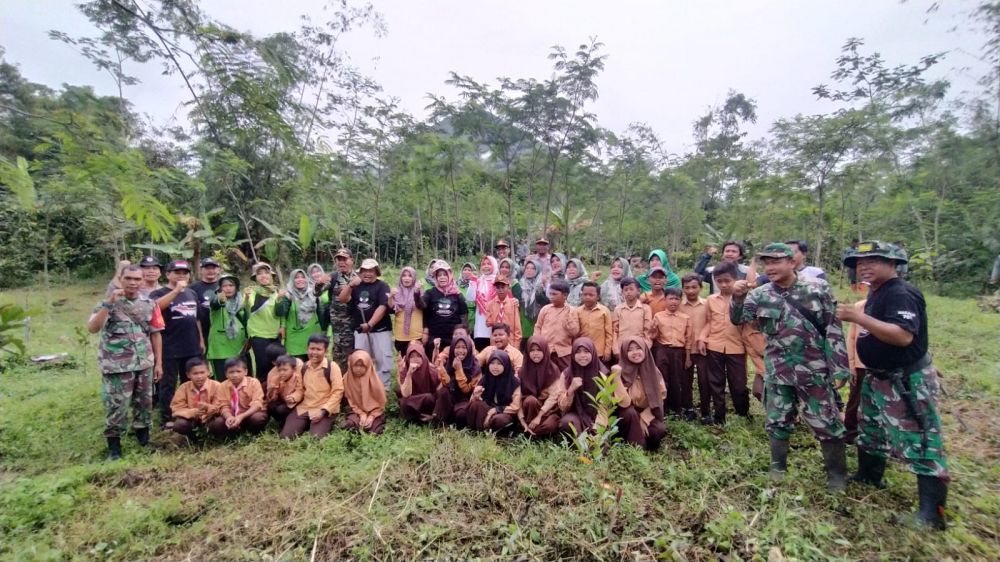 Perhutani KPH Probolinggo ajak dinas terkait dan stakeholder tanam pohon