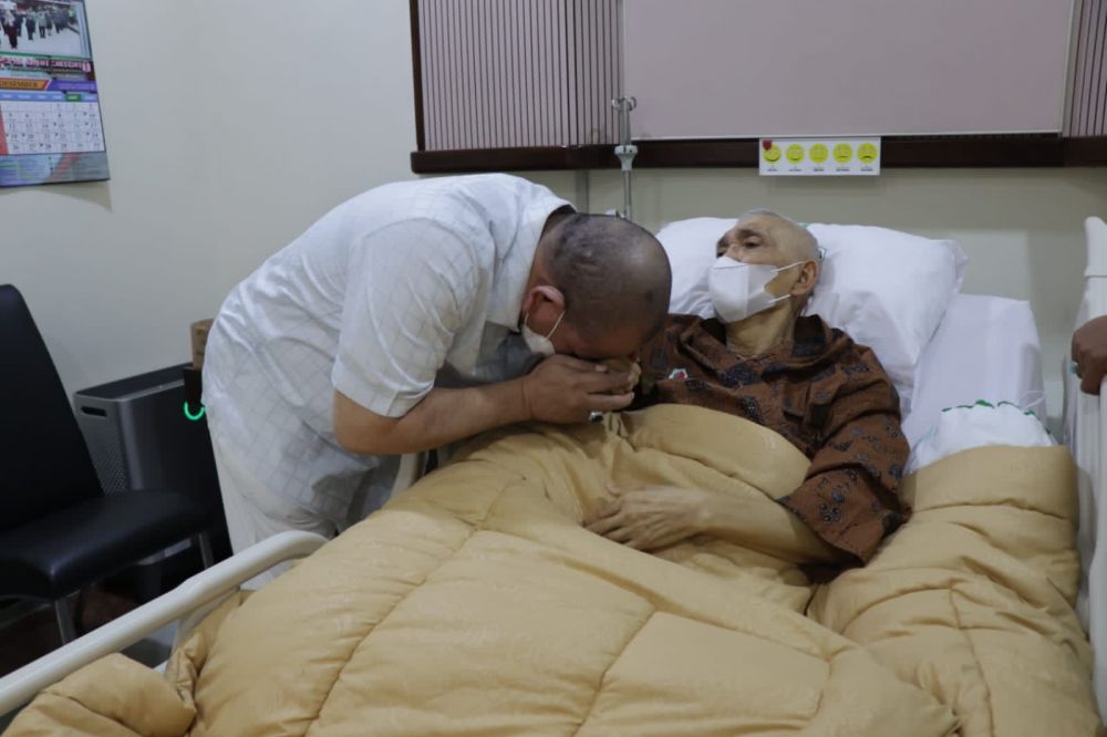 Ketua DPD RI AA LaNyalla Mahmud Mattalitti saat jenguk Jenderal TNI (Purna) Try Sutrisno