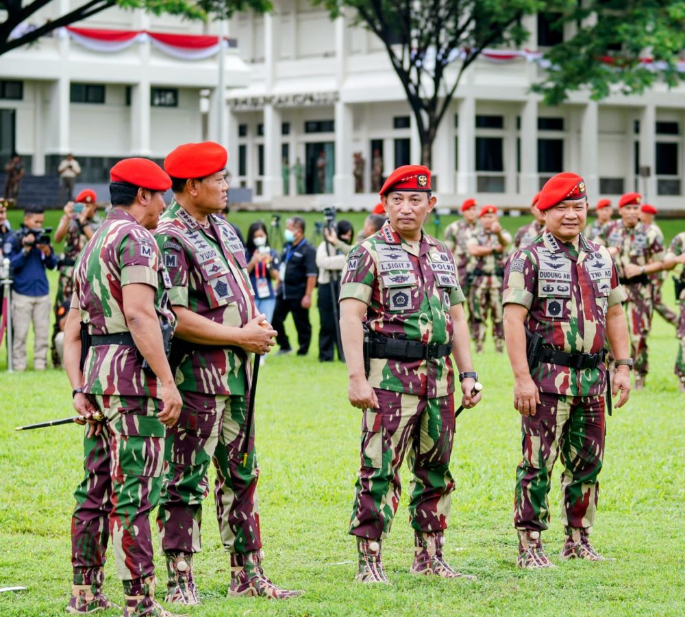 Kapolri Jenderal Listyo Sigit Prabowo sesaat setelah disematkan Baret Merah Kopassus