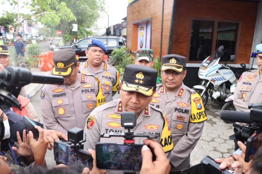 Kapolda Jatim Irjen Pol Dr. Toni Harmanto saat memberikan keterangan