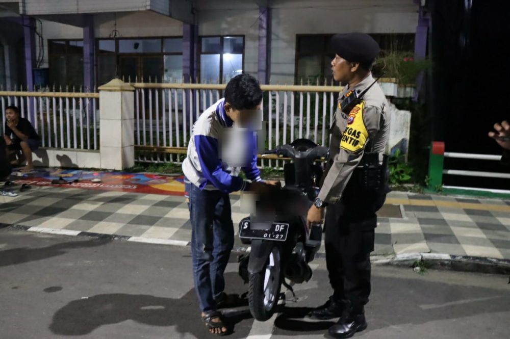 Petugas berikan edukasi larangan knalpot bronk